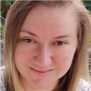 Offro lezioni di inglese individuali o di gruppo (massimo 3 persone) in ambiente online, per bambini, giovani e adulti. Ho più di 15 anni di esperienza nella lingua inglese, sia in un ambiente ufficiale (contratti, media, amministrazione) che fuori dall'u